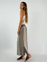 Pollera larga de punto con rayas verticales en tonos de azul y gris.