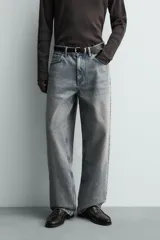 Jeans baggy fit de tiro medio, confeccionados en denim de algodón rígido con efecto lavado. Presentan un diseño de corte holgado y amplio en toda la pierna, con estilo clásico de cinco bolsillos y cierre frontal con cremallera y botón.