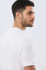 Remera polo de manga corta en color azul melange, con cuello camisero, cierre frontal de dos botones y pequeño bordado en el pecho.