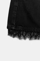Shorts de denim negro de tiro alto con cinco bolsillos, cierre frontal con cremallera y botón, y detalle de encaje en el bajo.