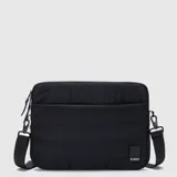 Funda para laptop de diseño rectangular y acolchado, color negro mate. Cuenta con cierre principal resistente al agua, bolsillo frontal, correa ajustable y desmontable, e interior con protección antishock.