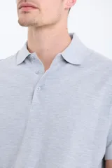 Remera verde con cuello polo y tapeta de dos botones. Corte clásico y mangas cortas.