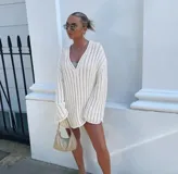 Sweater tejido de punto color blanco, de corte holgado y mangas largas. Posee cuello en V.