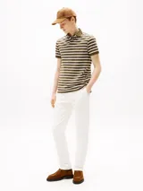 Chomba Tommy Hilfiger de corte regular, a rayas horizontales color verde oliva y blanco. Tiene cuello tipo chomba color verde oliva, cartera de dos botones y logo de Tommy Hilfiger bordado en el pecho.