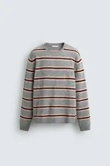 Sweater de punto con diseño de rayas horizontales en tonos gris, rosa y marrón. Presenta cuello redondo, manga larga y terminaciones en rib acanalado.