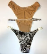 Pack de tres tangas: una color piel con encaje, otra color piel con estampado animal print y otra con estampado animal print y tiras blancas.