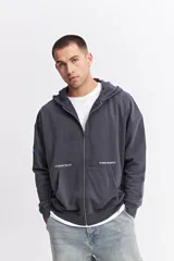 Campera con capucha de algodón con efecto acid wash, corte oversize y estampa gráfica en la espalda con la frase 'WE ARE NOT HERE TO PLAY GAMES' y logo de la marca Mistral.