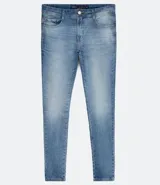 Pantalón jean skinny color azul claro, con bolsillos y confeccionado en algodón y elastano.