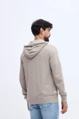 Campera canguro de algodón color beige con capucha, cierre frontal y bolsillos laterales, confeccionada con felpa diferenciada.