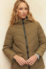 Campera puffer color verde oliva, con capucha, cierre frontal, bolsillos laterales con solapa y elástico en la cintura.