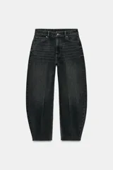 Pantalón jeans de tiro alto y diseño tapered, color negro gastado, con cinco bolsillos, trabillas para cinto, raya planchada al frente y cierre frontal con cremallera y botón.