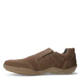 Zapatos casuales de hombre tipo slip-on, confeccionados en gamuza color marrón tabaco, con suela de goma al tono y forro interior estampado a cuadros.