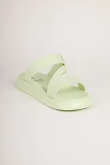 Sandalias de plataforma baja color verde claro, con tiras anchas cruzadas en el empeine y suela de goma moldeada.