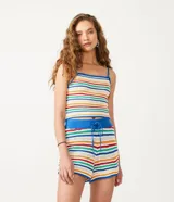 Musculosa cropped de tejido de punto con diseño de rayas horizontales multicolores, escote recto y tirantes finos en color azul.