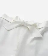 Pantalón largo de corte ancho, color blanco, con lazo en la cintura.