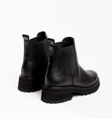Bota Chelsea de cuero negro con elástico lateral, suela track y tirador trasero.