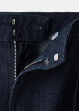 Jeans balloon de algodón estilo vaquero en color azul marino, de tiro medio y largo tobillero, con pinzas y bolsillos laterales.