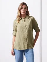Camisa color verde oliva de lyocell, marca Cyrus. Tiene cuello con solapa, abertura central con botones, mangas 3/4 regulables con presilla y botón, y dos bolsillos delanteros aplicados.