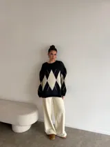 Pantalon de corte recto y holgado, confeccionado en tela de viscosa con interior de felpa, en color crema.