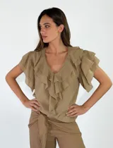 Blusa Liana de color beige, con escote en V y volados superpuestos en el frente y en las mangas cortas.