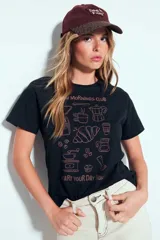 Remera blanca de manga corta, con estampa frontal en color marrón con motivos de café y la leyenda 'Slow Mornings Club'.
