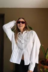 Lentes de sol rectangulares color negro con marco grueso.