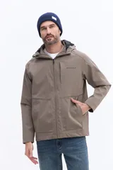 Campera de hombre con capucha, confeccionada en tejido técnico liviano y resistente. Presenta cierre frontal completo, bolsillos laterales y un bolsillo en el pecho con el logo de la marca estampado. Diseño funcional de corte regular.