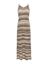 Vestido largo de punto con diseño de rayas horizontales onduladas en tonos multicolor, marrón, beige y blanco. Presenta tirantes finos tipo pabilo y escote redondo.