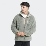 Campera de polar tipo borreguito color verde oliva, con cuello alto, cierre frontal parcial con botones a presión y bolsillo en el pecho con cierre. Presenta detalles en color beige en la solapa y los bordes.