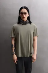 Camiseta de entrenamiento regular fit color beige, confeccionada en combinación de tejidos técnicos ligeros y elásticos con tecnología Quick Dry nivel 2. Presenta cuello redondo, manga corta, acabados con costuras planas y termofijadas, y detalle de logo estampado en el bajo.