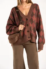 Cardigan de punto con diseño de rombos en tonos marrón y terracota, cuello en V, cierre frontal con botones y mangas largas con puños acanalados.