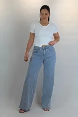 Jean wide leg celeste de tiro medio, con costuras diagonales decorativas en las piernas y diseño de corte amplio.