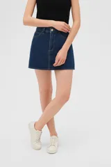 Falda mini de jean azul oscuro con costuras en contraste, diseño de cinco bolsillos y cierre frontal con botón metálico.