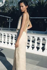 Vestido midi de viscosa con tejido jacquard, escote recto y tirantes finos cruzados en la espalda. Presenta un diseño fluido con abertura lateral en el bajo y cierre de cremallera en la espalda.