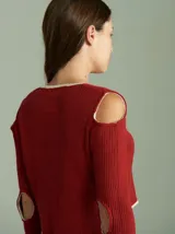 Saco de algodón acanalado color ladrillo, con aberturas en hombros y codos, corte entallado, cuello en V y botones pequeños.