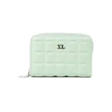 Billetera verde menta de cuero sintético con diseño acolchado y cierre perimetral plateado. Cuenta con el logo de la marca en letras metálicas en el frente.