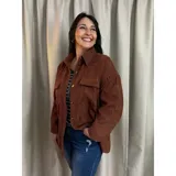 Sobre camisa de pana azul marino, con cuello francés, cierre frontal de botones, bolsillos plaqué en el pecho y manga larga de calce suelto.
