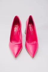 Zapato de tacón color verde agua, con punta fina y taco cuadrado forrado en cuero tipo madera.