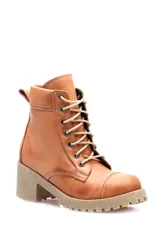 Borcego acordonado color marrón de cuero con suela beige y taco cuadrado.