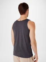 Musculosa de corte slim, color rojo, con cuello redondo y sisas amplias.