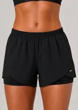 Short deportivo negro con calza incorporada, de cintura elástica y diseño con doble capa.