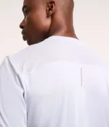Remera deportiva de manga corta con cuello redondo, confeccionada en tejido técnico de poliéster con tecnología de secado rápido. Presenta recortes laterales en poliamida y detalles reflectantes.