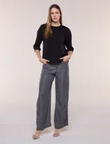 Buzo de calce relajado color negro, confeccionado en modal con cuello redondo clásico, mangas tres cuartos de hombros caídos con puño y ruedo recto.
