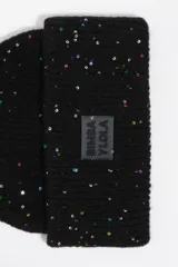 Gorro tipo beanie de punto negro con aplicación de lentejuelas multicolor y parche frontal con logo de la marca.