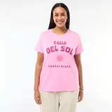 Camiseta de manga corta color rosa con cuello redondo. Presenta un estampado frontal en tono fucsia con la frase 'Calle del Sol' y 'Guadalajara' junto a un gráfico de un sol.