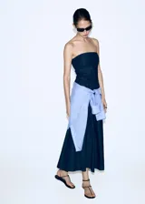 Vestido midi de denim azul oscuro, sin mangas, con escote palabra de honor y silueta envasé.