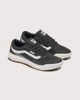 Championes Vans modelo Ultrarange 2.0, color negro con detalles en blanco y suela de goma color caramelo. Presentan diseño moderno con entresuela amortiguada, sistema de cordones y estructura reforzada en el talón.