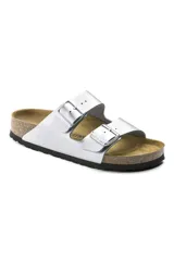 Sandalias Birkenstock Arizona con dos correas ajustables con hebillas metálicas, plantilla anatómica de corcho y látex, empeine de cuero sintético Birko-Flor®, forro de plantilla de gamuza y suela de EVA.