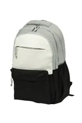 Mochila de tela con diseño tricolor, combinando secciones en color bordó, blanco crudo y azul marino. Presenta múltiples compartimentos con cierres de cremallera y tiradores de cordón.