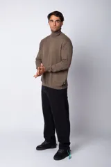 Sweater marrón de hilo con cuello alto tipo polera y mangas largas.